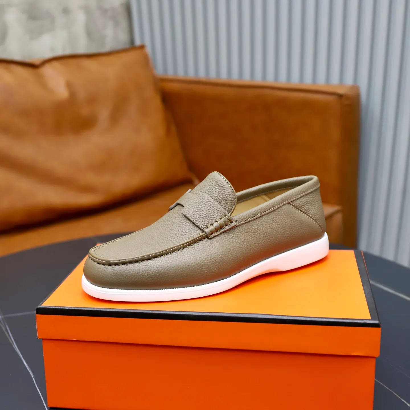 Ex-factory price: 560💰Hermès/Hermès slip-on men's shoes. This shoe is made of imported pebbled cowhide. It has simple and smooth lines and is combined with aerodynamically designed 3CM rubber foam ultra-light soles! Youthful and fashionable, classic H-shaped hardware buckle decoration, calf lining gently wraps the feet, with logo cowhide feet, casual and urban style, highlighting youthful vitality, sports and leisure version, super versatile, code number: 38-39-40-41-42-43-44 standard leather shoe size (45 can be customized but does not support returns)